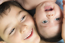 Niño Jugando Con Su Hermano Bebé Mostrando Felicidad Y Alegría A La Vez Que Le Protege
