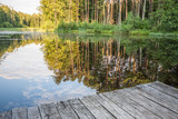 Fototapeta Fototapety pomosty - Jezioro w lesie, odbicie drzew w tafli wody