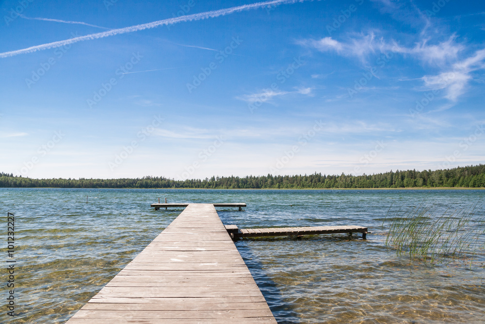 Czyste płytkie jezioro i pusty drewniany pomost. Piękna letnia pogoda  - obrazy, fototapety, plakaty 