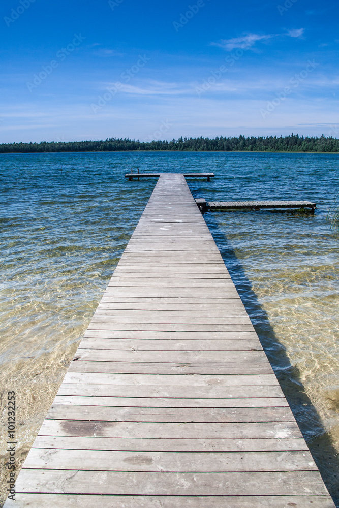 Czyste piękne jezioro i pusty drewniany pomost. Piękna letnia pogoda  - obrazy, fototapety, plakaty 