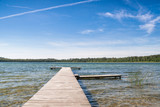 Fototapeta Pomosty - Czyste płytkie jezioro i pusty drewniany pomost. Piękna letnia pogoda 