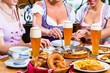 Gäste in bayerischem Restaurant beim Essen