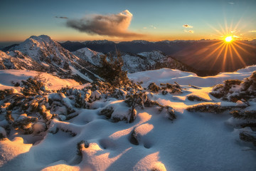 Tramonto in montagna con raggi solari