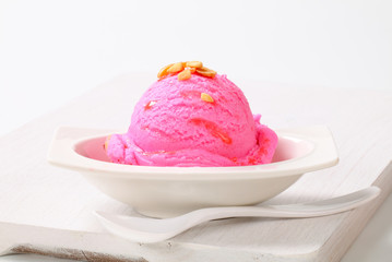 Wall Mural - Scoop of pink ice cream