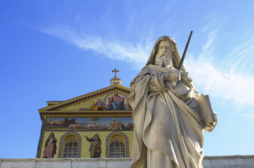 statua di San Paolo che brandisce la spada davanti alla basilica di San Paolo fuori le mura a Roma
