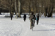 Fahrrad-Fahrerin im winterlichen Englischen Garten in München