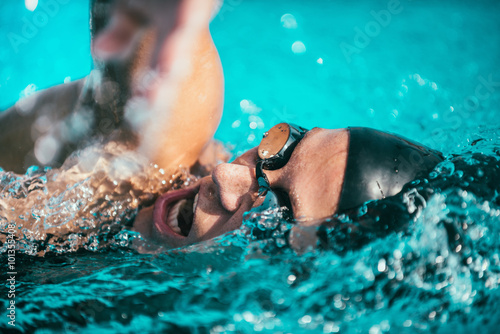 Obrazy Pływanie  plywanie-w-stylu-dowolnym-szczegoly-zblizenie-z-wyscigu-plywackiego