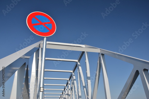 駐停車禁止の標識と橋梁stock Photo Adobe Stock 駐停車禁止の標識と橋梁stock Photo Adobe Stock