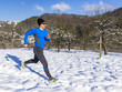 Mann, 46 Jahre, beim joggen im Schnee