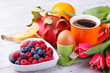 Gesundes Frühstück mit Obst und Beeren