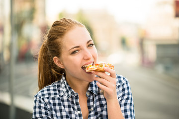 Wall Mural - Teenager eating pizza in street