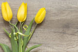 Fototapeta Tulipany - Żółte tulipany na drewnianych deskach