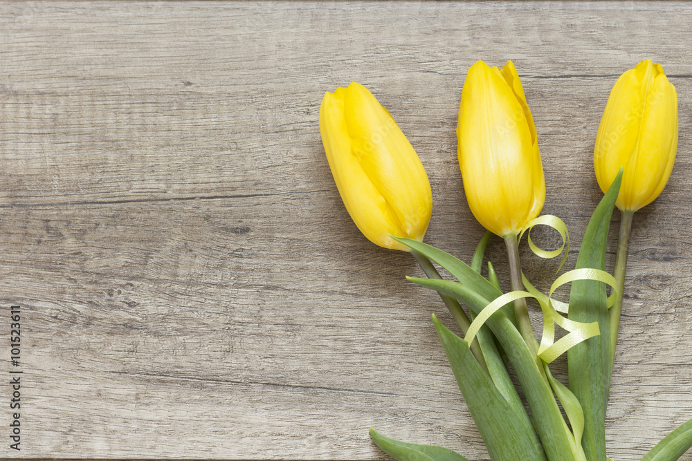 Żółte tulipany na drewnianych deskach - obrazy, fototapety, plakaty 