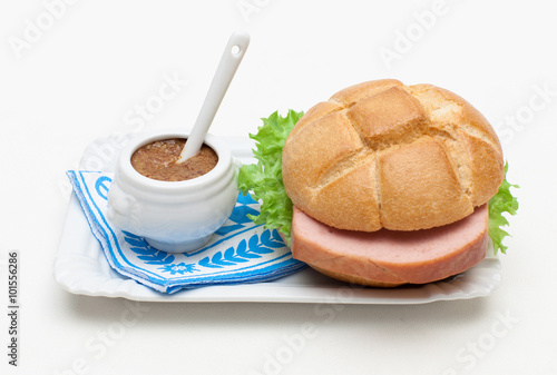 1 Kg Leberkäse Für Wieviele Personen Leberkäse-Semmel mit süßem Senf – kaufen Sie dieses Foto und finden Sie