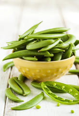 Canvas Print - Fresh green peas in bowl