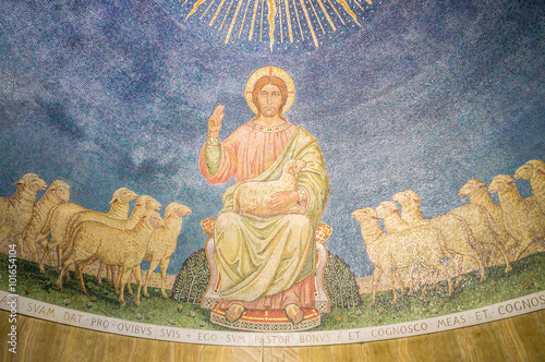 Naklejka samoprzylepna Mozaika Jezusa Chrystusa, dobrego pasterza z owcami, w absydzie