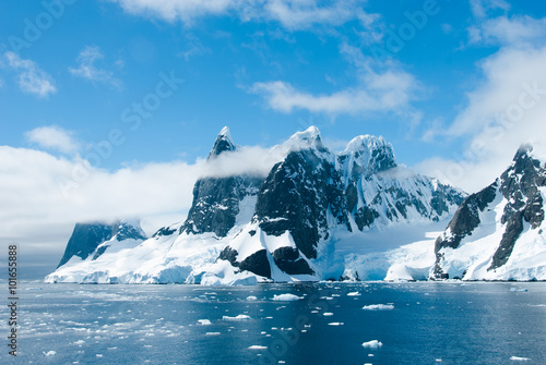 gory-antarctica-w-pieknym-slonecznym-dniu