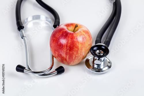 Fotografía La buena salud con la manzana roja fresca y un estetoscopio