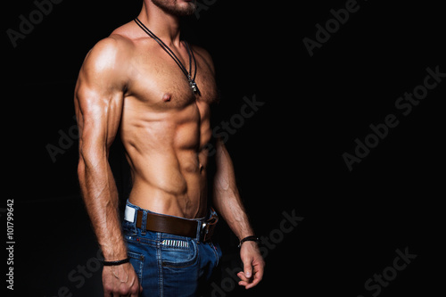 Fotografía Torso musculoso y atractivo del hombre joven en pantalones vaqueros