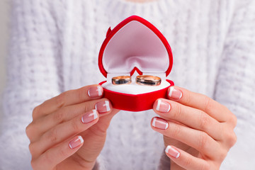 Fotomurales - Beautiful wedding manicure.