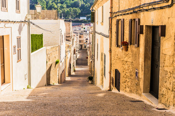 Fototapete - Narrow street in an mediterranean old town