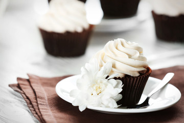 Canvas Print - Tasty cupcake on served table, close up