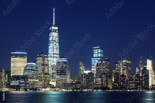 wysokie-wiezowce-manhattanu-noca