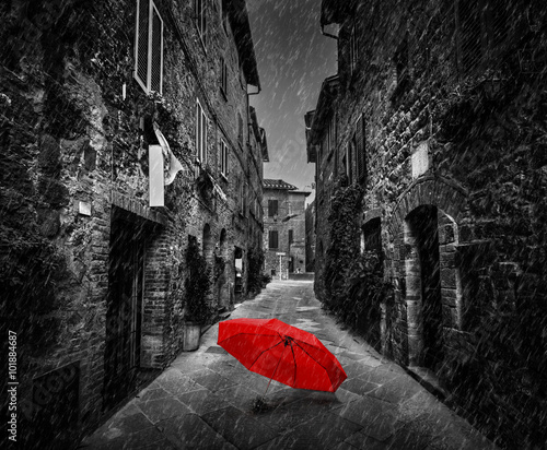 Dekoracja na wymiar  parasol-na-ciemnej-ulicy-w-starym-wloskim-miescie-w-toskanii-we-wloszech-deszcz