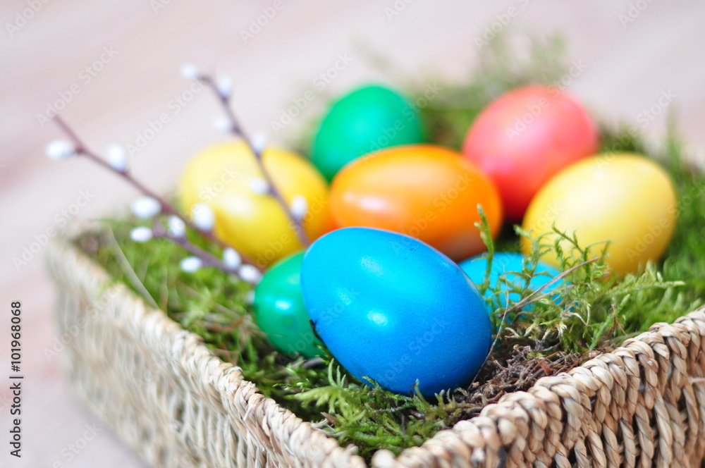 Dekoracja Wielkanocna - kolorowe pisanki w koszyczku - obrazy, fototapety, plakaty 