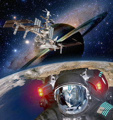 Wall Mural - astronaut helmet et alien extraterrestrial space ship ufo spaceship planet. elements of this image f