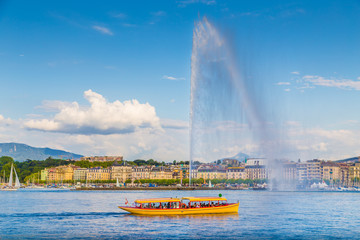 Fototapete - City of Geneva with famous Jet d'Eau fountain, Switzerland