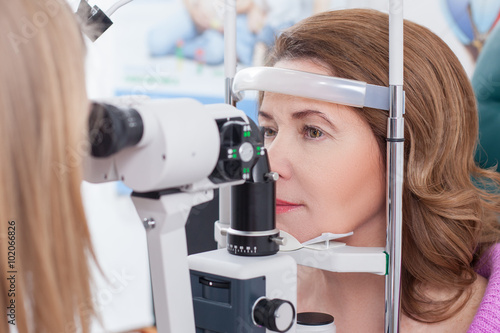Fotografía Middle aged lady is visiting oculist in clinic