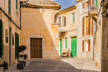 Fototapete - View of an mediterranean old town alleyway 