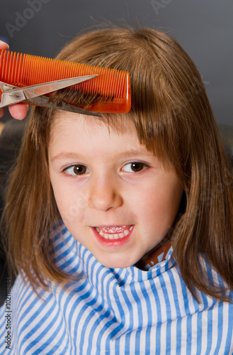 bambina dal parrucchiere Fotobehang