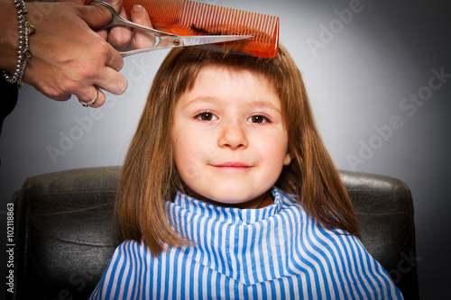 Foto bambina dal parrucchiere