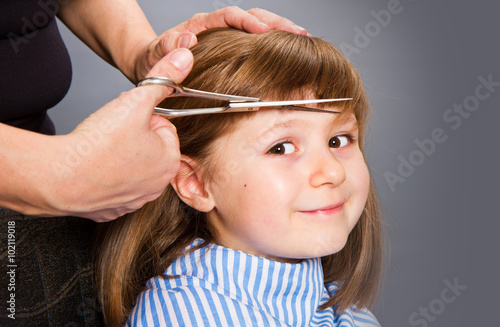 Fotografía Bambina dal parrucchiere