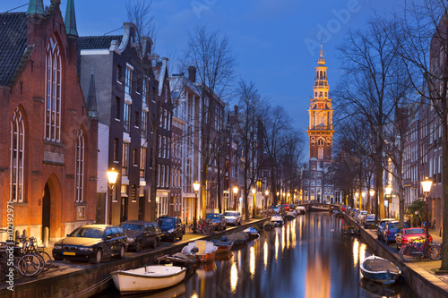 Plakat na papierze fotorealistycznym Kościół i kanał w Amsterdamie w nocy
