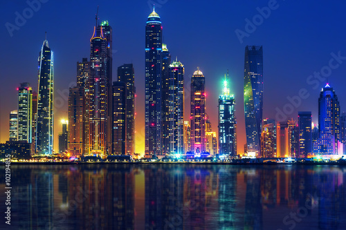 Fototapeta na szkło Widok na Dubaj nocą