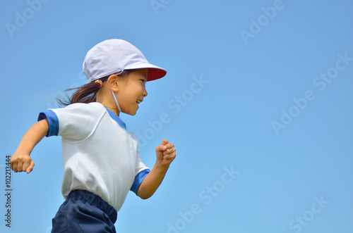 青空で走る女の子 体操服 赤白帽子 Stock Photo Adobe Stock 青空で走る女の子 体操服 赤白帽子 Stock Photo Adobe Stock