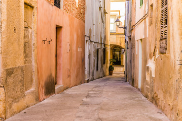 Fototapete - Narrow alleyway of an mediterranean old town