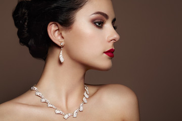 Wall Mural - fashion portrait of young beautiful woman with jewelry. brunette girl. perfect make-up. beauty style