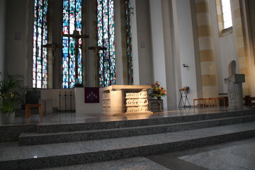 Der Altarraum der Herz Jesu Kirche