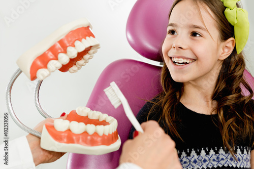 Naklejka dekoracyjna Little girl earning about dental hygiene