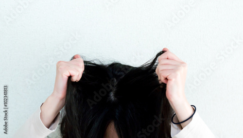 髪をくしゃくしゃにするヘルパー Stock 写真 Adobe Stock