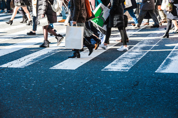 Sticker - 横断歩道を渡る人々の足,雑踏,横から撮影