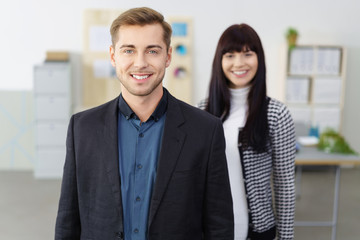 Poster - zwei erfolgreiche junge kollegen stehen im büro