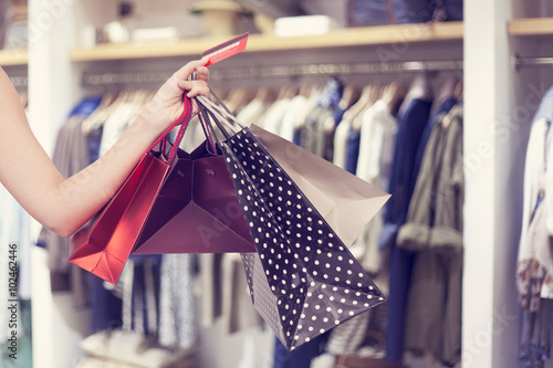Fotografía Woman holding shopping bags and credit card