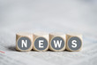 © fotogestoeber - Würfel mit dem Wort 'NEWS' auf einer Zeitung