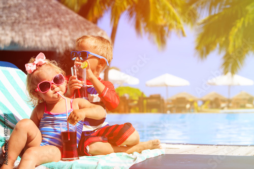 Fotografering kids relax on tropical beach resort and drink juices