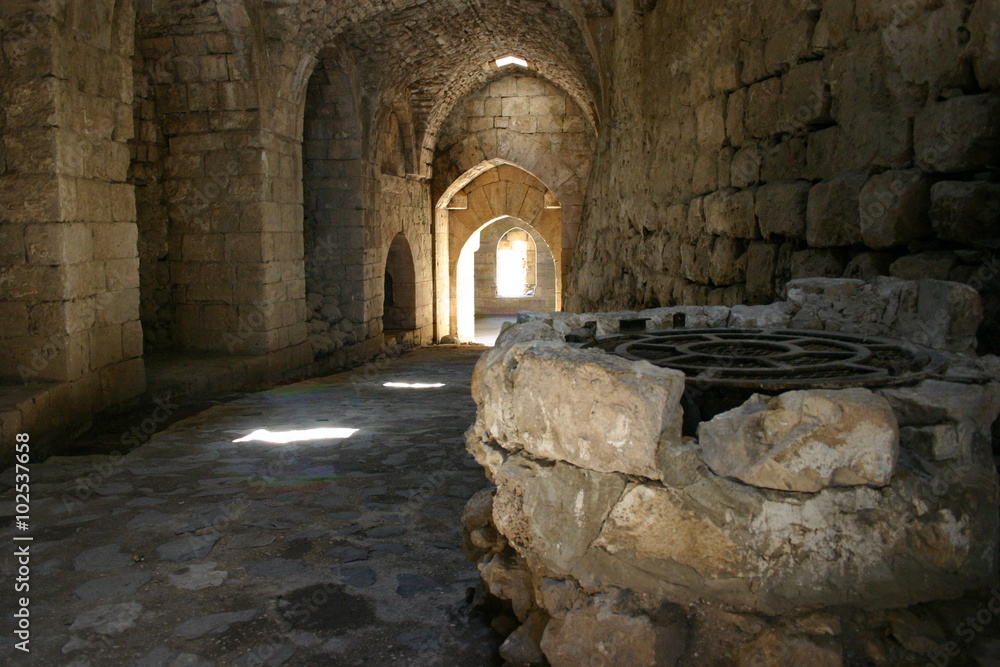 Studnia w zamku Krak des Chevaliers, Syria - obrazy, fototapety, plakaty 